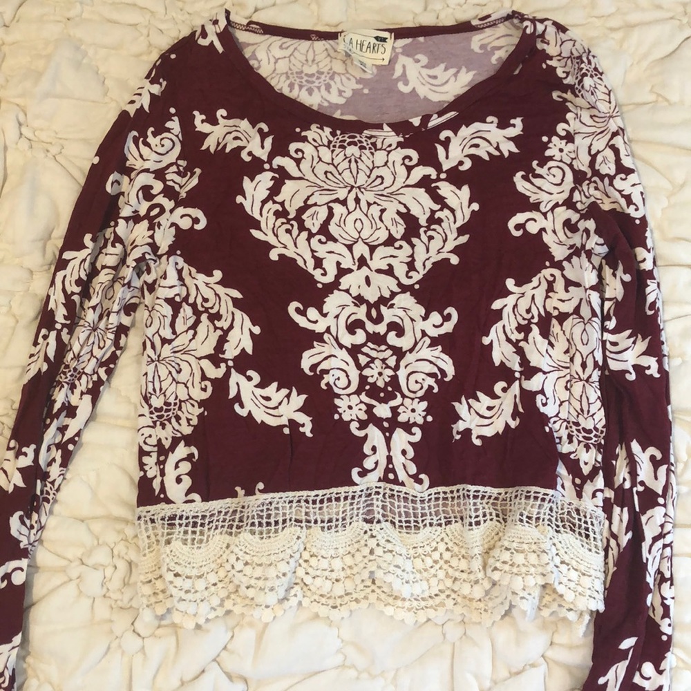 Detailed long sleeve crop top